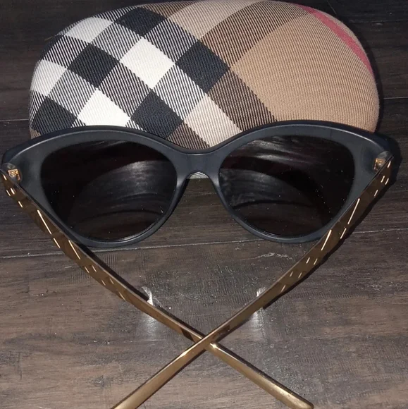 Authentic Burberry BE4220 Matte Black Sunglasses - NWOT - Picture 4 of 7